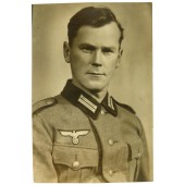 Retrato de estudio de ingeniero de combate alemán con túnica de combate